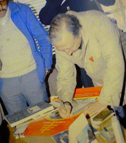 Don Giussani aparece firmando un poster y en nuestro Libro de Visitas, ahí anotó la palabra : «Coraje..!!» Primera visita de Don Giussani a Chile – Junio de 1983. (Rafael del Canto)